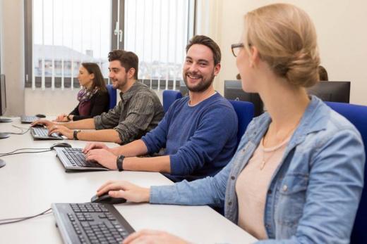 Deutsch lernen mit Dialogen